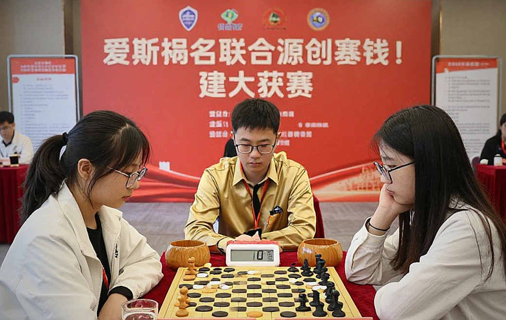 प्राग 2026 के 27 मिनिएचर: चेसबेस मैगज़ीन 225 में दर्ज तैयारी का बही-खाता